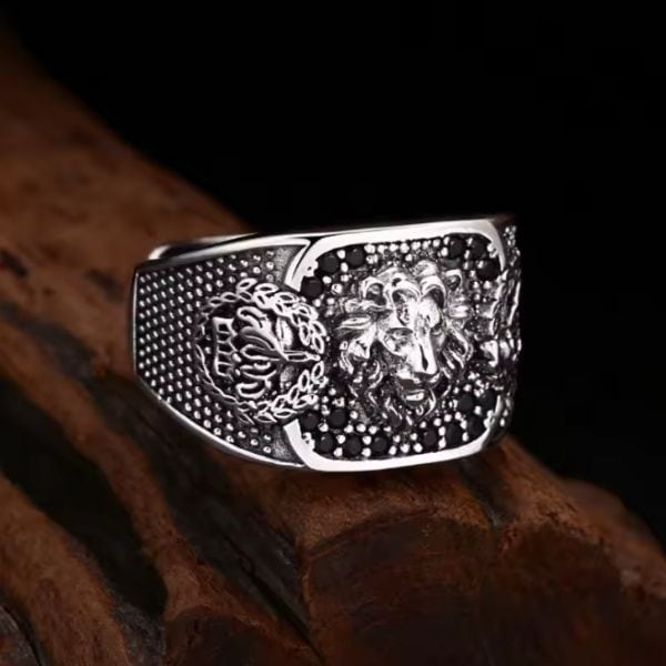 Ring-mit-Lowensymbol-in-verstellbarer-Grosse