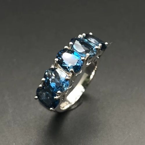 Ring mit natürlichem blauem Topas