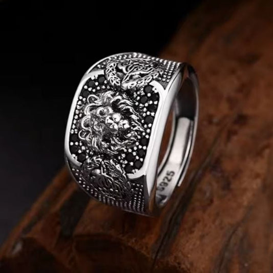 Ring-mit-Lowensymbol-in-verstellbarer-Grosse