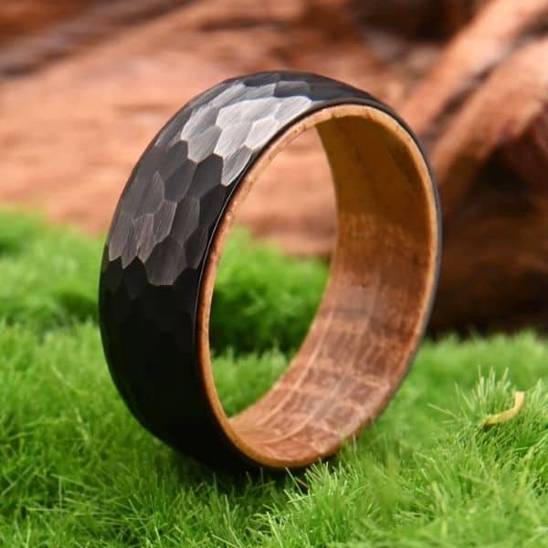 Schwarzer Ehering mit Holz Innenseite