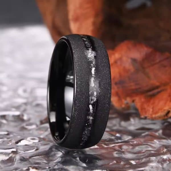 Schwarzer-Ehering-mit-Sonderdesign