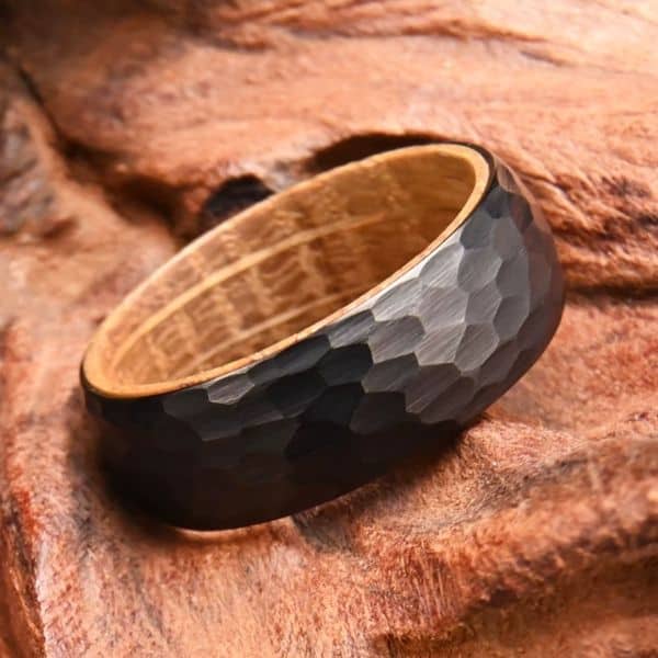 Schwarzer Ehering mit Holz Innenseite