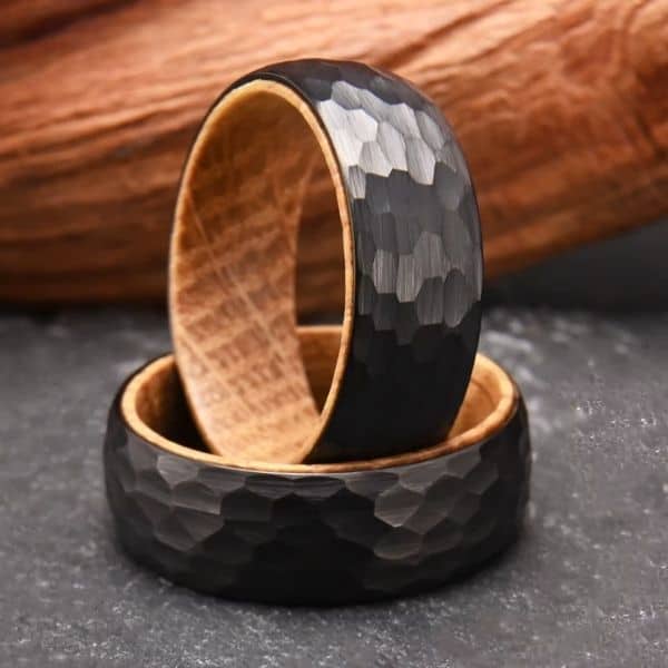 Schwarzer Ehering mit Holz Innenseite