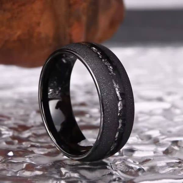 Schwarzer-Ehering-mit-Sonderdesign