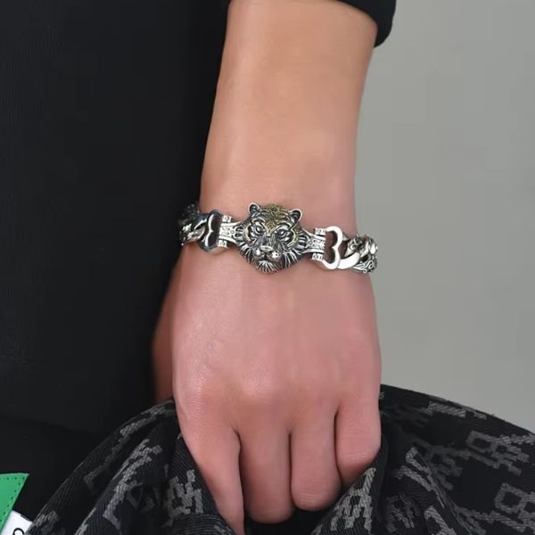 Silberarmband mit Löwensymbol