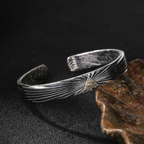 Silbernes-Armreif-mit-gotischen-Symbolen