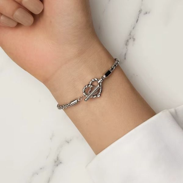 Silbernes-Damen-Armband-mit-Herz-Symbol