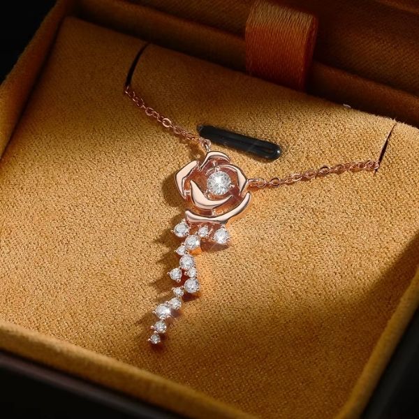Silberne Halskette für Damen in Rosenform