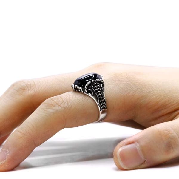Herrenring-mit-schwarzem-Stein