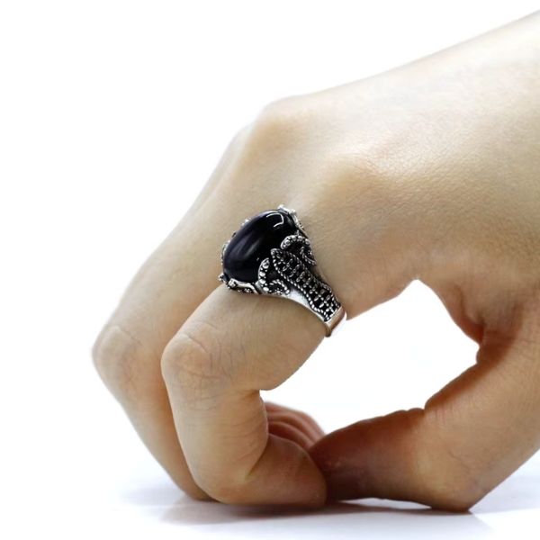 Herrenring-mit-schwarzem-Stein