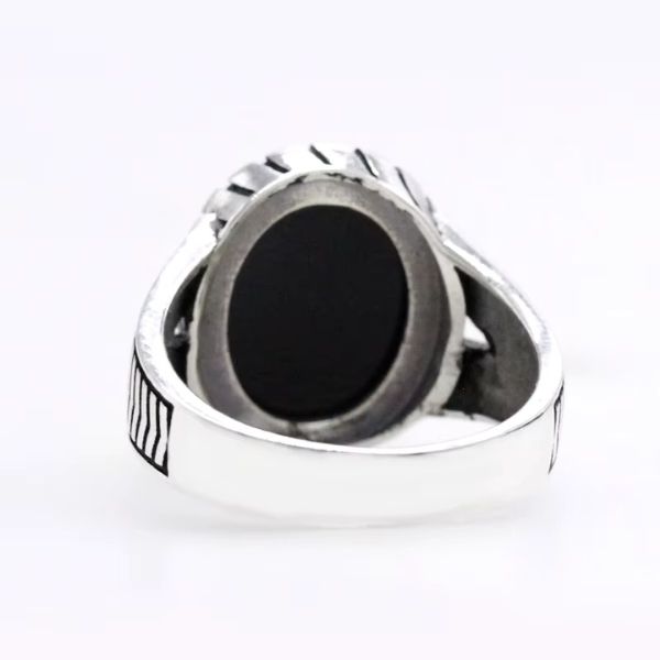 Ring-aus-schwarzem-Achat