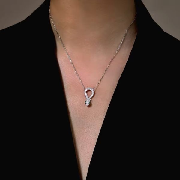 Silberkette-mit-Schlangensymbol-Damen