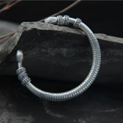 Silbernes Armreif mit fernöstlichen Symbolen Ringsilber