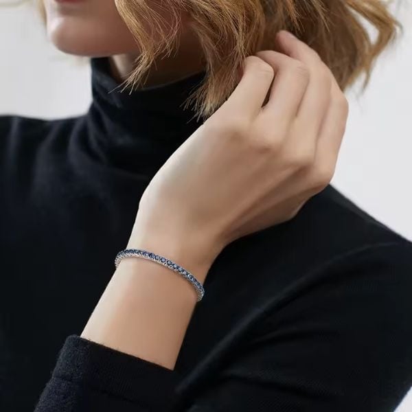 Tennisarmband-mit-blauem-Moissanit-Stein
