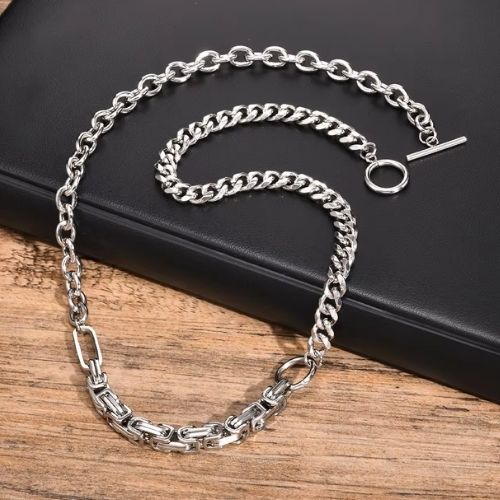 Ungewöhnlich gestaltete Kette für Herren Ringsilber