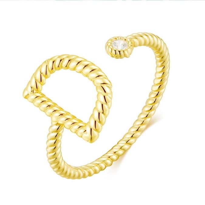 Ring-mit-Buchstabe-fur-Dame