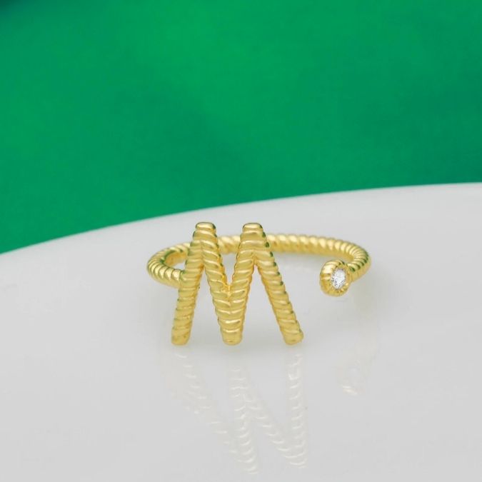 Ring-mit-Buchstabe-fur-Dame