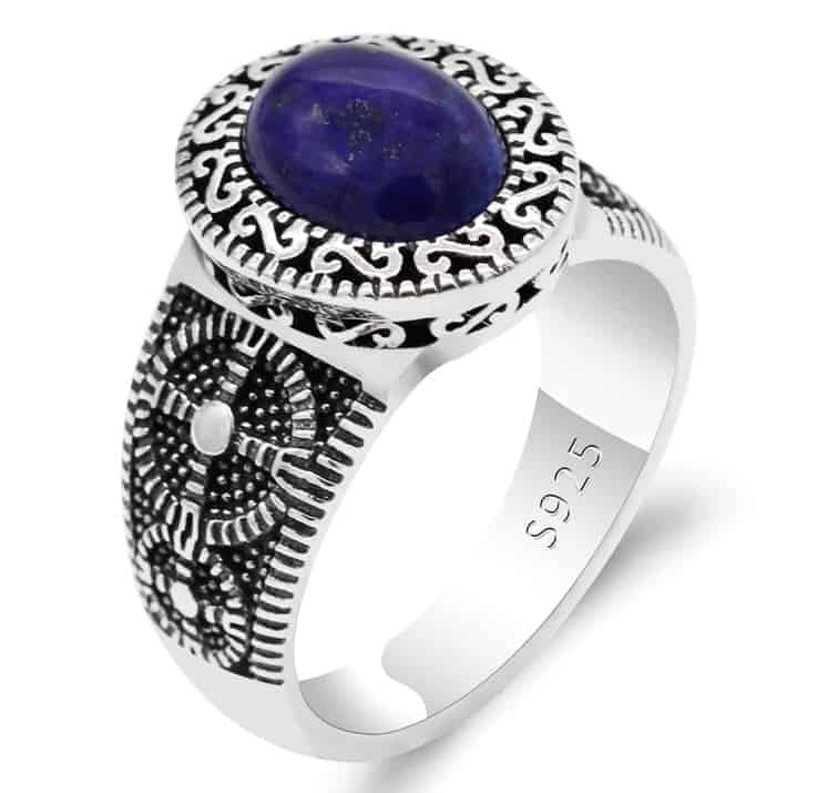 Ring mit blauem Stein