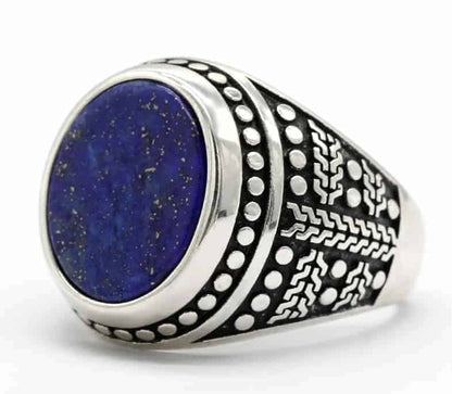 Silber Ring mit blauem flachem Stein auf weißem Hintergrund