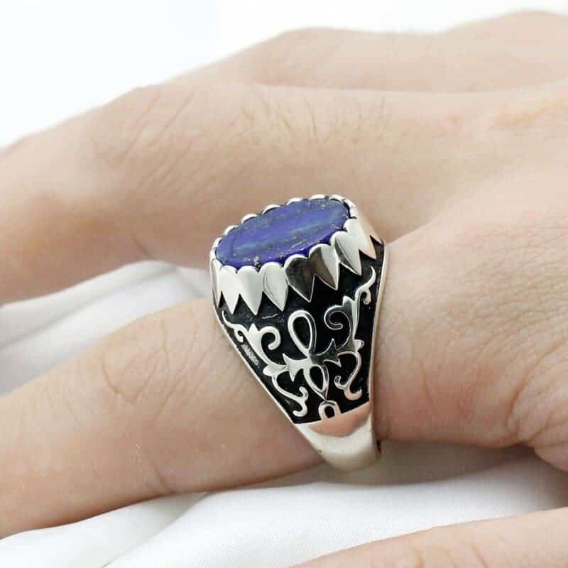 Der Mensch hat einen silbernen blauen Stein Ring an meinem kleinen Finger