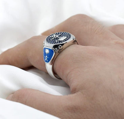 Silber Ring mit blauem Stein am Zeigefinger des Mannes