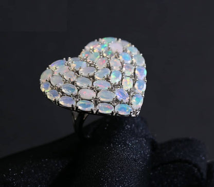 Herzförmiger Ring aus kleinen Opal stein