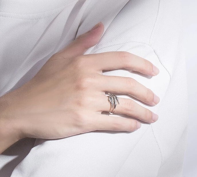 Frau hat einen verstellbaren klauen förmigen Silberring an ihrem Ringfinger