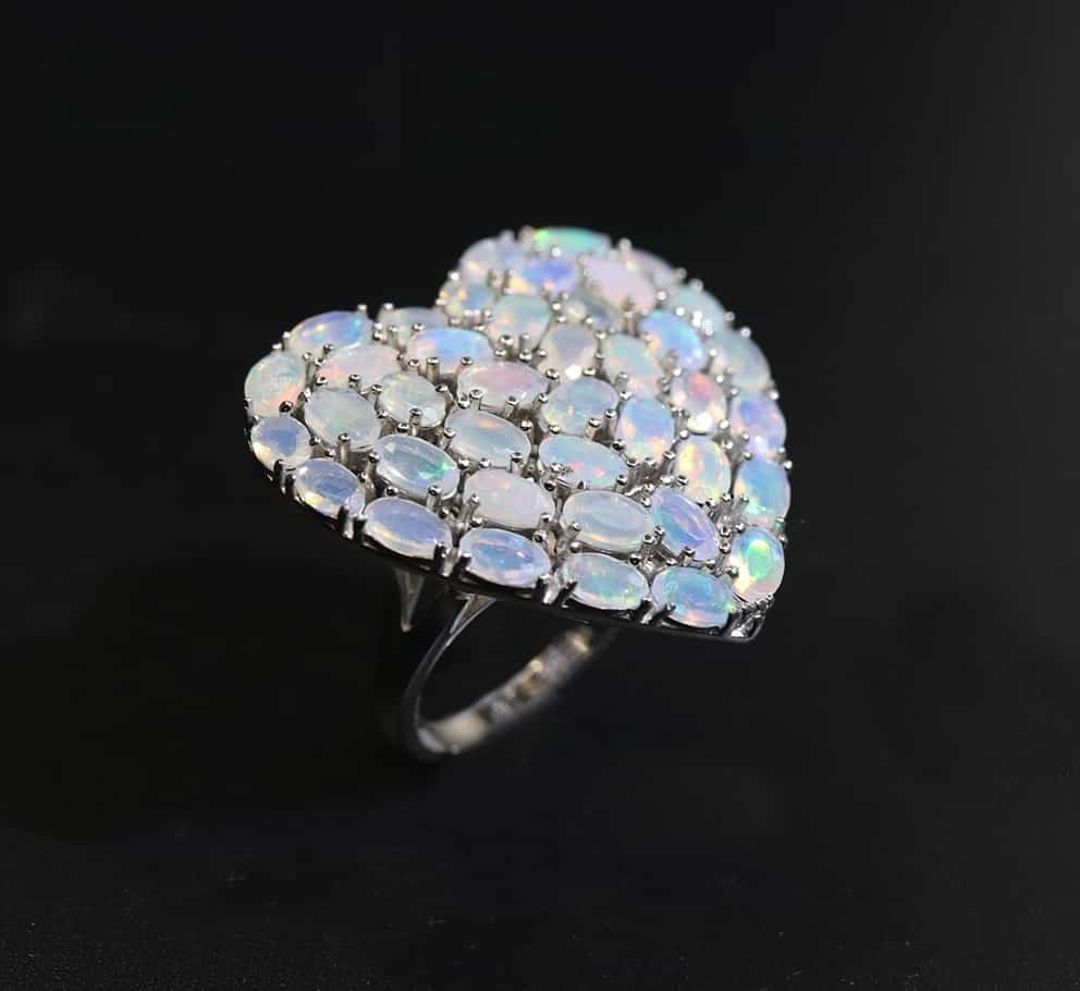 Herzförmiger Ring aus kleinen Opal stein