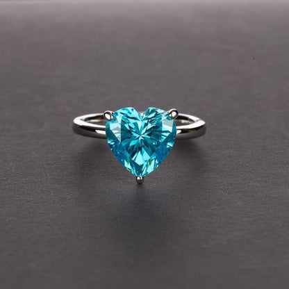 Blauer herzförmiger Zirkonsteinring