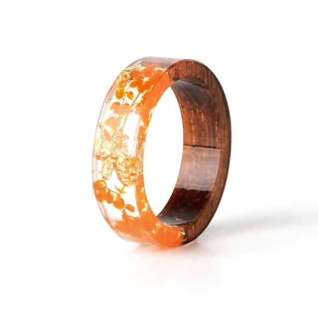 Orangefarbener Ring aus Holz und Harz