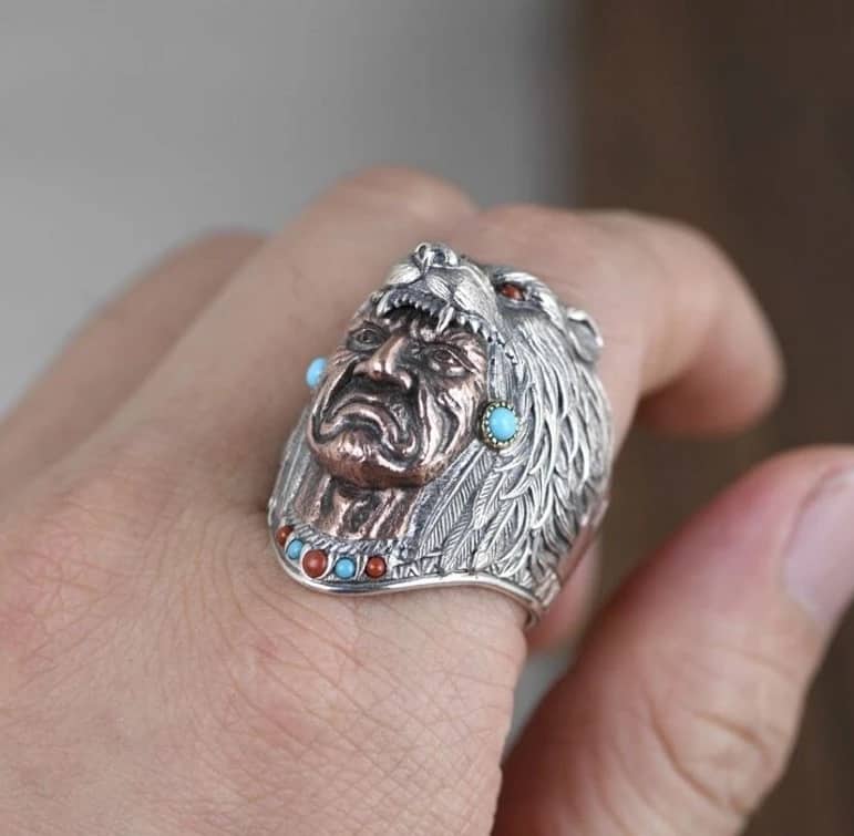 Der Mann hat den Inka-Ring am Finger