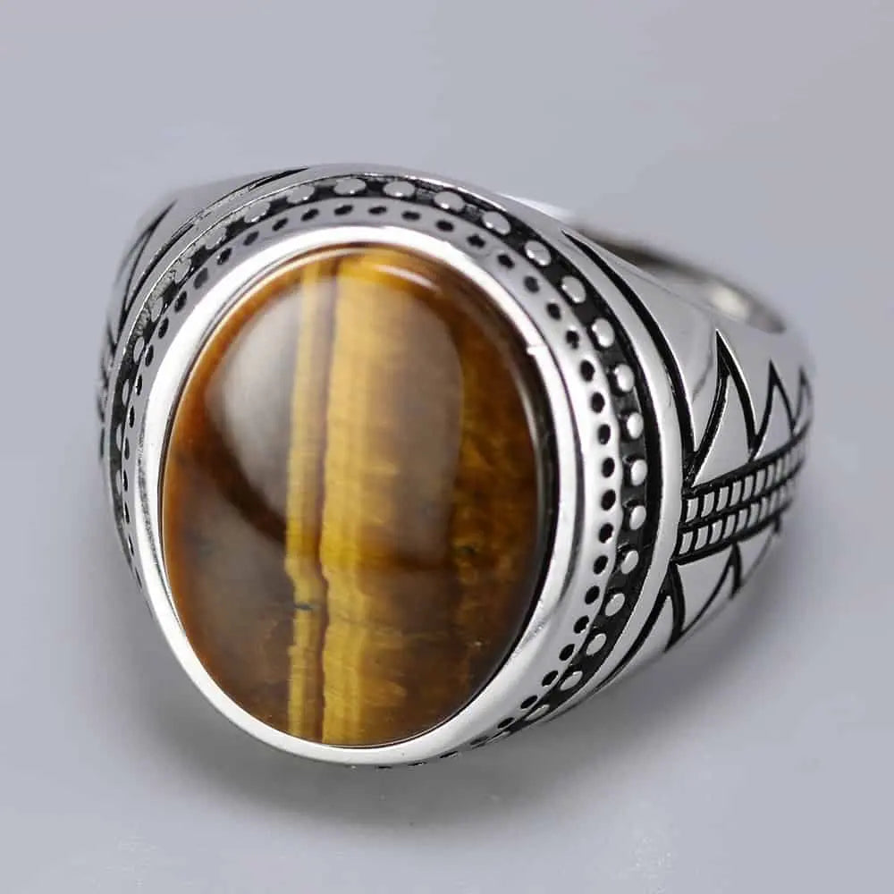 Foto-eines-silbernen-Herrenrings-mit-Tigerauge