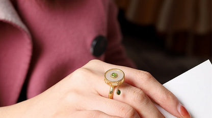 gelber silberner Opal ring mit einem kleinen Jadestein in der Mitte