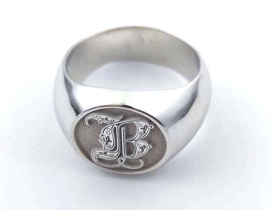 Ring mit Buchstaben