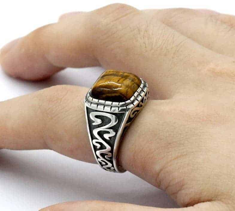 Der Mann hat einen Ring mit einem Stein am Finger