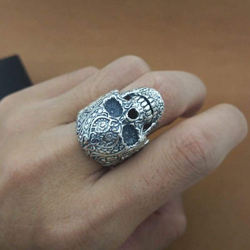 Mann trägt Totenkopf Ring am Mittelfinger