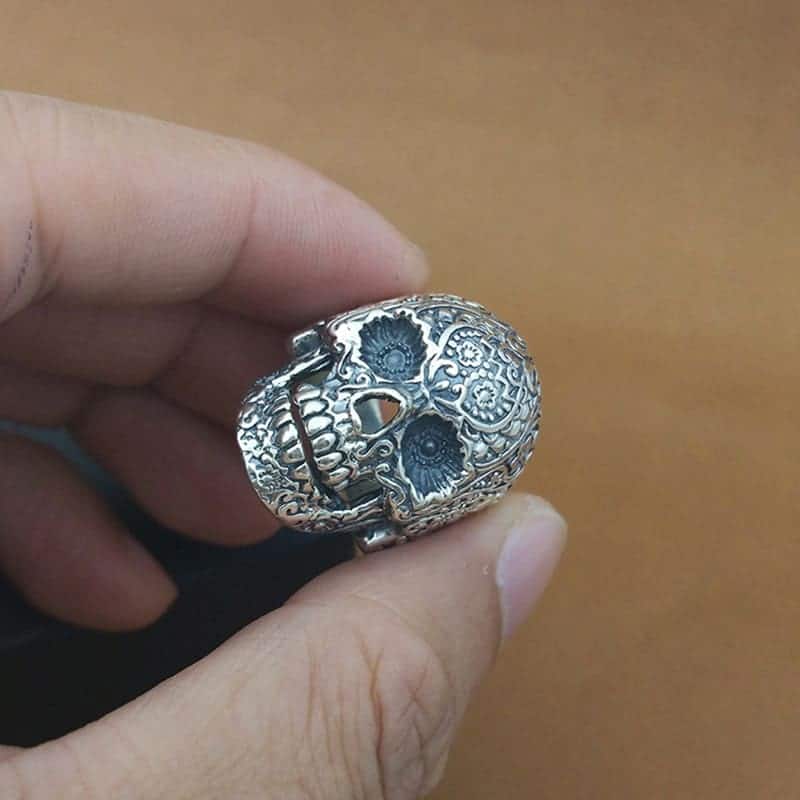 Mann, der einen Totenkopf silber Ring in seiner Hand hält