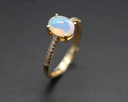 Vergoldeter Ring mit weißem Opalstein