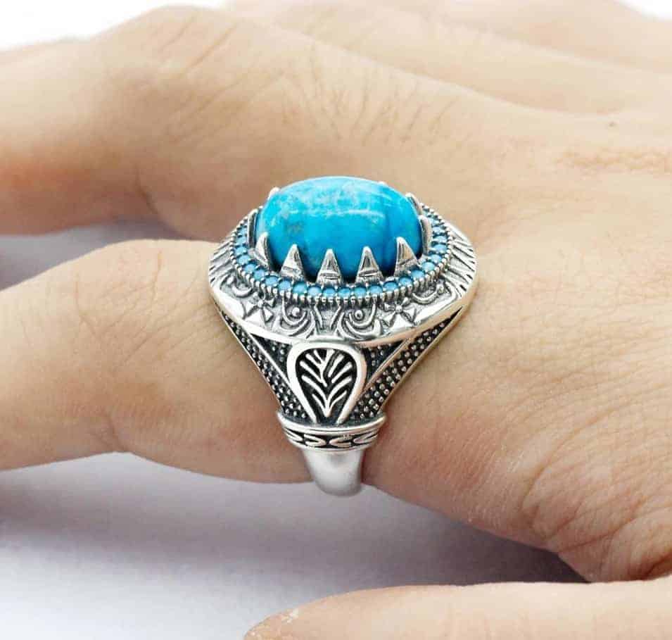 Der Mann hat einen türkisfarbenen Stein Ring an meinem Finger