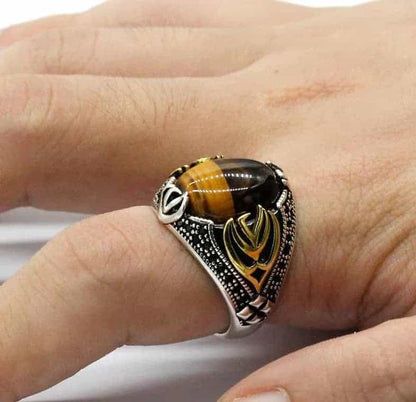 Der Mann hat einen Ring mit einem Tigerauge-Stein an seinem Finger