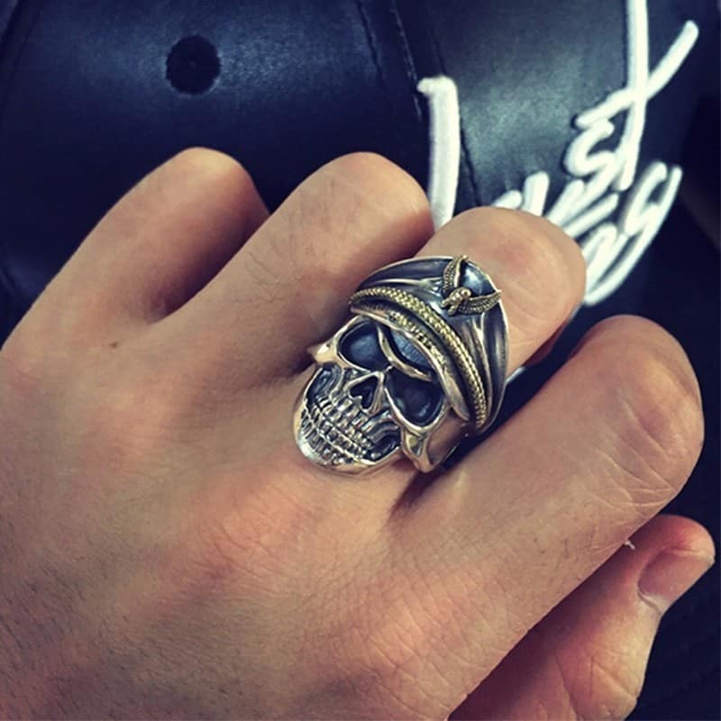 Mann mit Totenkopf Ring am Mittelfinger