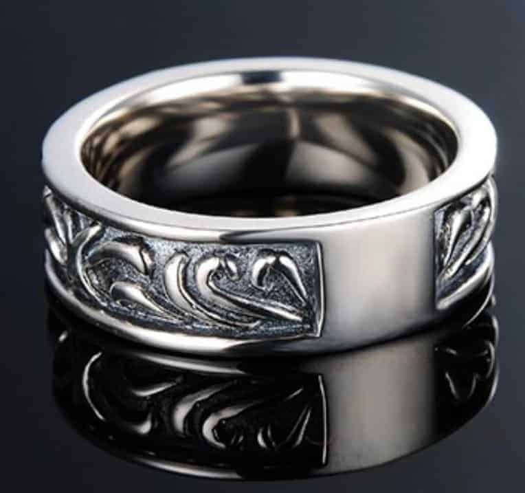 Silber bestickter Damen Ring auf schwarzem Grund