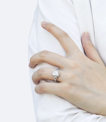 Die-Frau-hat-einen-Verlobungsring-Vintage-an-ihrem-Finger