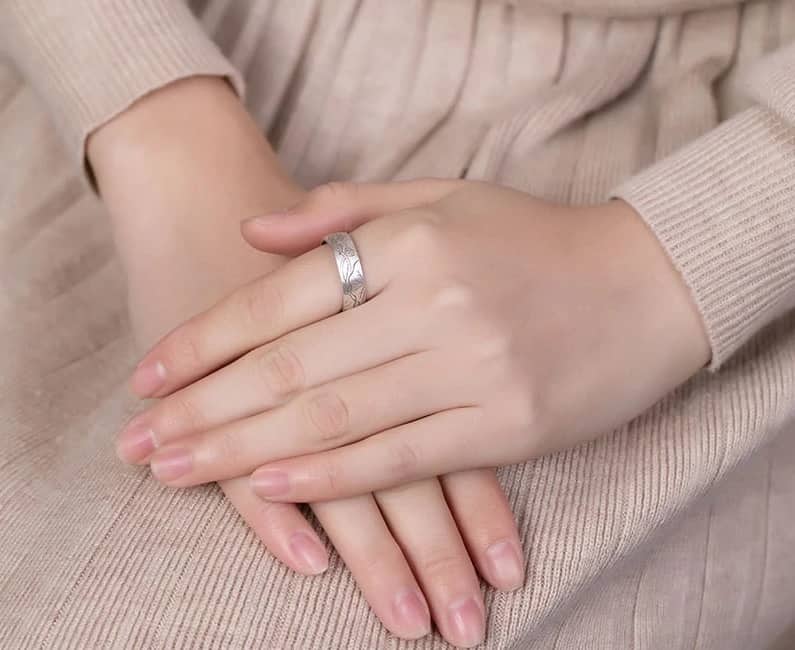 Die Frau hat einen Verlobungsring Vintage an ihrem Finger