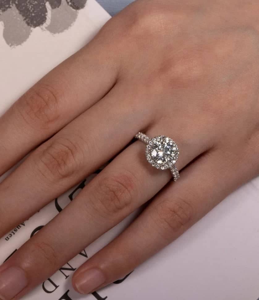 Die Frau hat Verlobungsringe Silber mit Stein am Finger