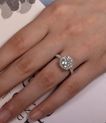 Die Frau hat Verlobungsringe Silber mit Stein am Finger