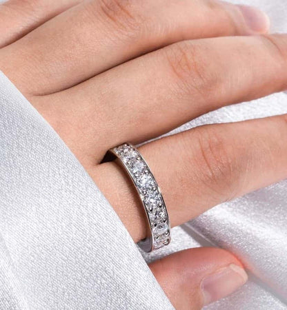 Die Frau hat Verlobungsring mit Silber Steinen an ihrem Finger