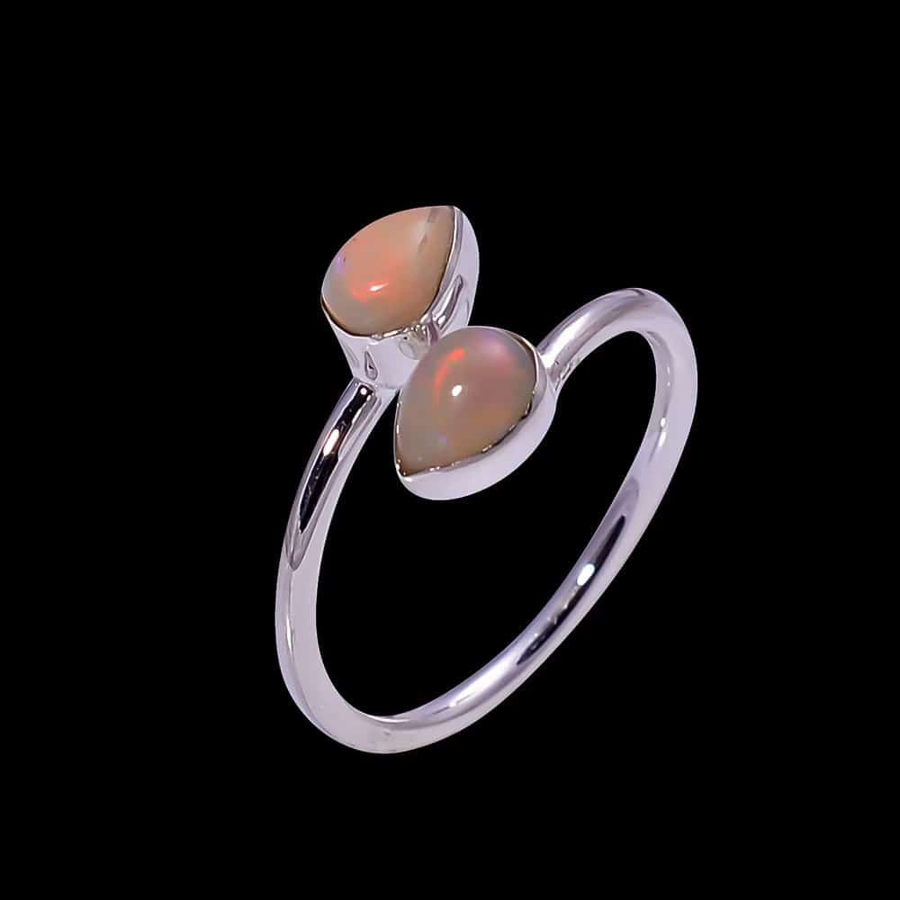 Silberring mit weißem Opal Stein auf schwarzem Hintergrund