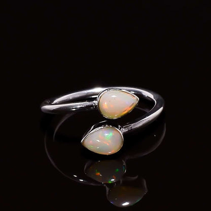 Silberring mit weißem Opal Stein auf schwarzem Hintergrund