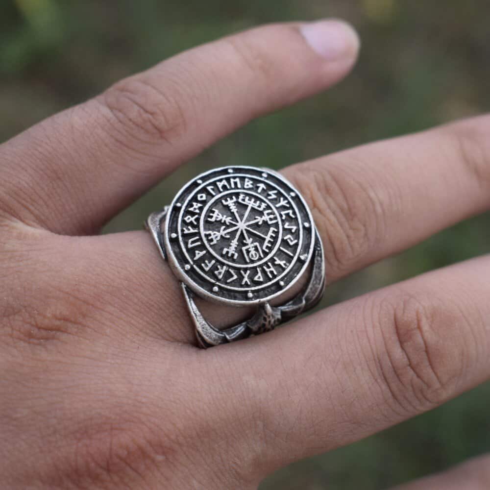 Ring mit Wikinger Figuren drauf